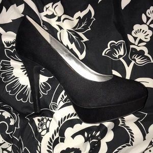 X•appeal Blossom Black Pumps